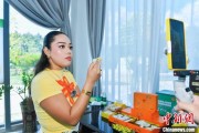 安吉泰国主播品三亚榴莲：“尝到了家乡味”